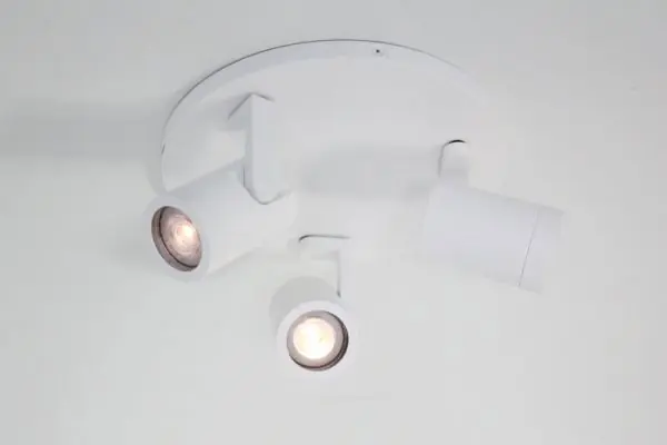 Stijlvolle strakke 3-lichts opbouwspot SCOOP rond | Wit Merkproduct