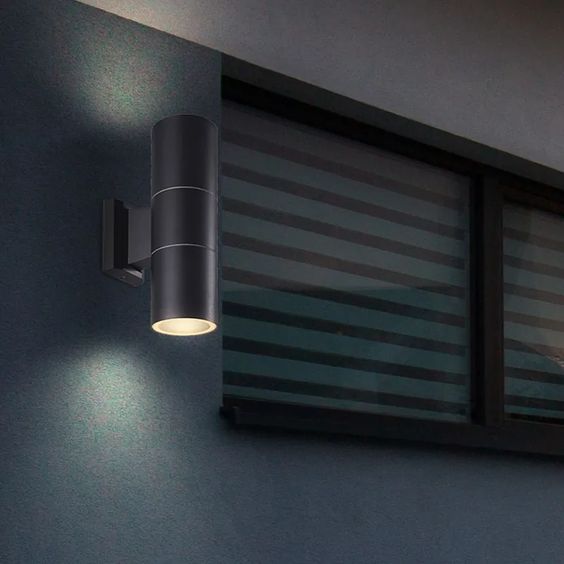 Merkproduct Design wandlamp voor buiten gemaakt van ALU en glas