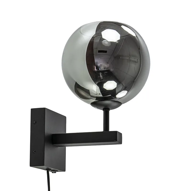 Mat zwarte wandlamp met smoke glazen bol 20 cm Flitsaanbieding