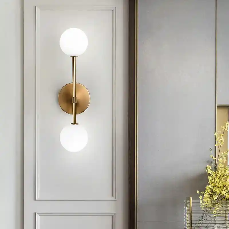 LuxeLED - Gouden Wandlamp met Melkglazen Bol en Dubbele G4 Lampen Favoriet